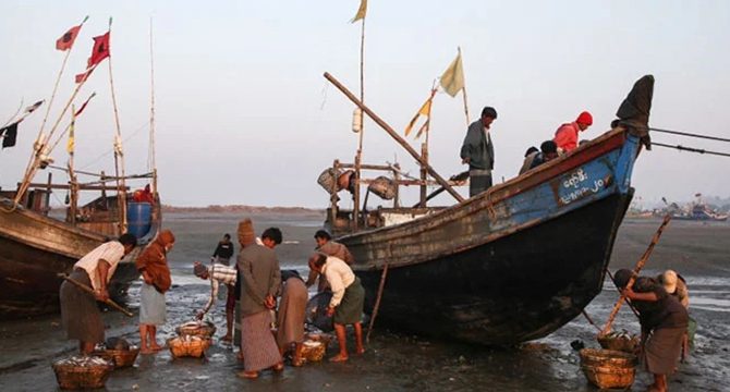 Arakanlı Müslümanları taşıyan tekne battı: 14 ölü, 50 kayıp