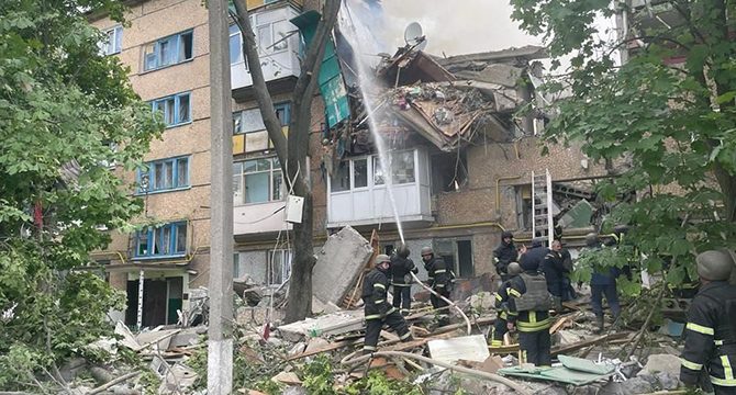 Rus ordusu Ukrayna'da 5 katlı binayı yerle bir etti!