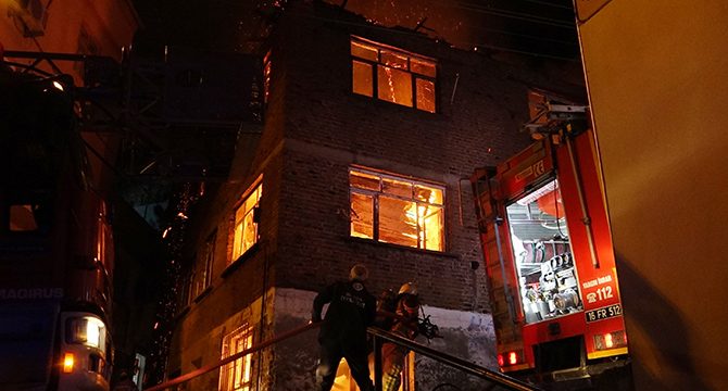 Bursa’da 3 katlı metruk bina yangında küle döndü!