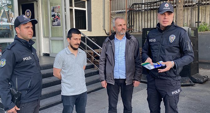 İnsanlık örneği kamerada: Polis 10 bin doları sahibine teslim etti