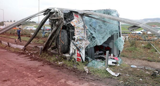 Feci kaza! Yolcu otobüsü ile TIR çarpıştı: Çok sayıda yaralı var