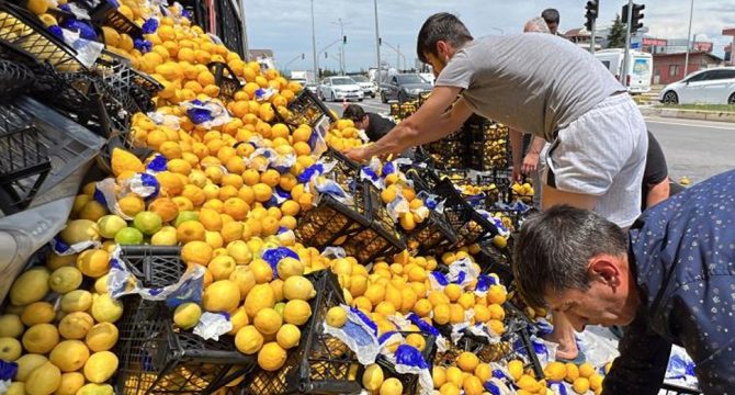 Yola onlarca kasa limon savruldu: Yardımına vatandaşlar koştu