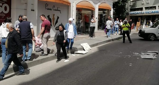 Kaldırımda yürürken, otelin dış cephe kaplaması üzerine düştü