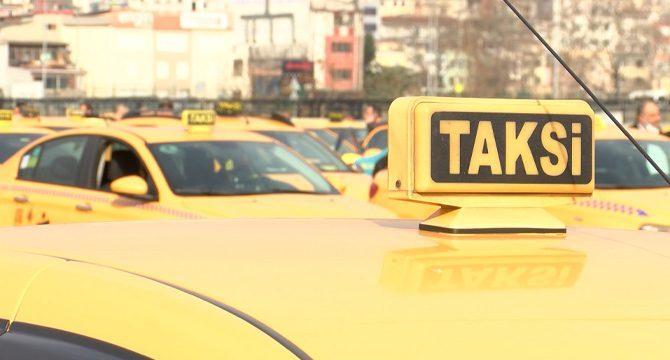 Taksiye binen yolcu 'bayram harçlığı' şoku ile karşılaştı