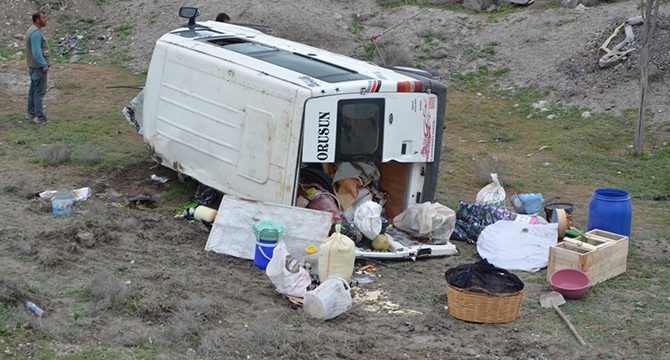 Tarım işçilerini taşıyan minibüs takla attı: Çok sayıda yaralı var
