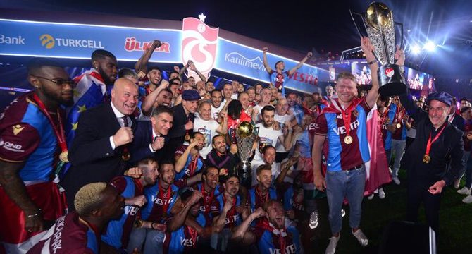 Coşkulu kutlama! Trabzonspor şampiyonluk kupasını aldı