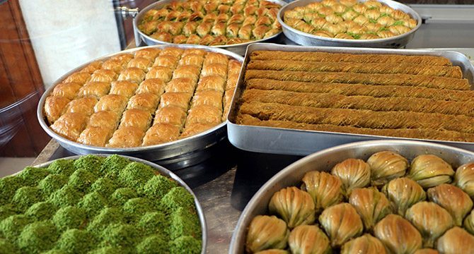 'Bayramda öğünleri baklava ve börekle geçiştirmek açlığı artırıyor'