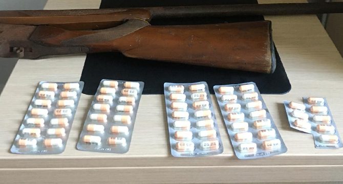 Şüpheli araçtan çok sayıda sentetik ecza çıktı