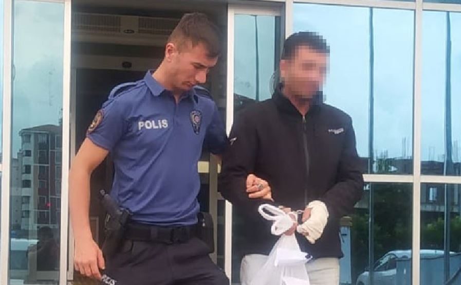 Eğlence mekanında çıkan kavgada 2 kişiyi bıçakladı