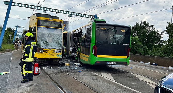 Almanya'da otobüsle tramvay çarpıştı