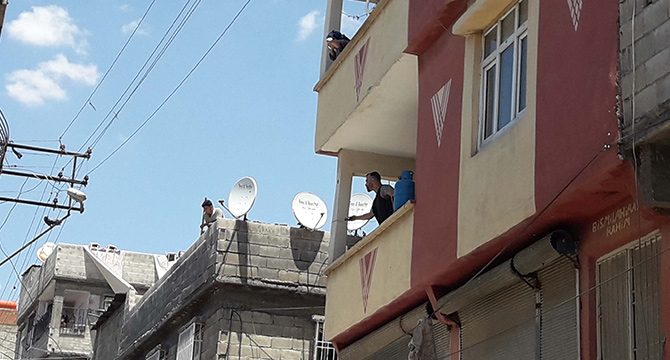 Evine icra geldi, eşyalarını yakıp pencereden attı
