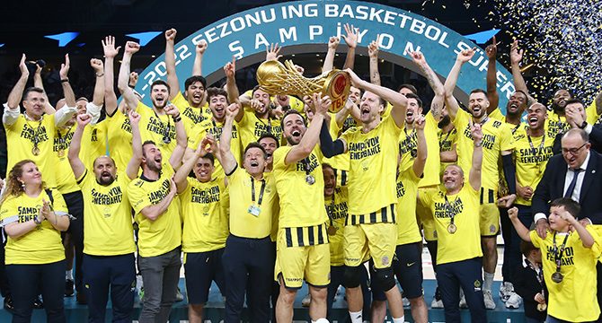 Fenerbahçe Beko şampiyonluk kupasını aldı
