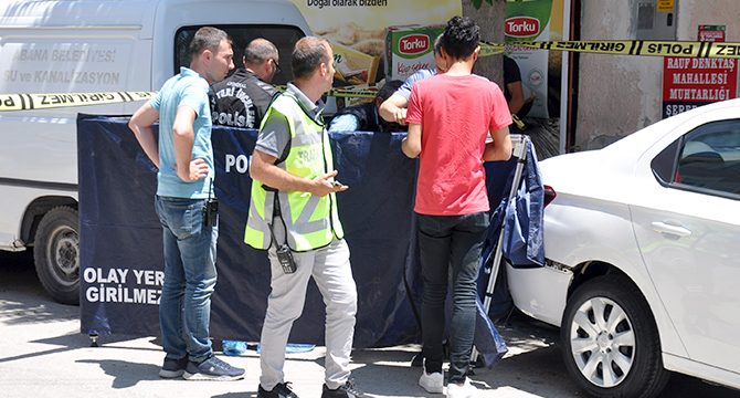 Otomobil ile minibüs arasında sıkışan kadın öldü