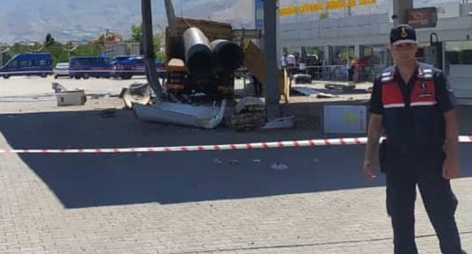 Otomobile çarpan kamyon akaryakıt istasyonuna girdi