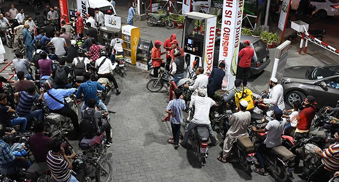 Pakistan’da 20 gün içinde akaryakıta 3’üncü zam