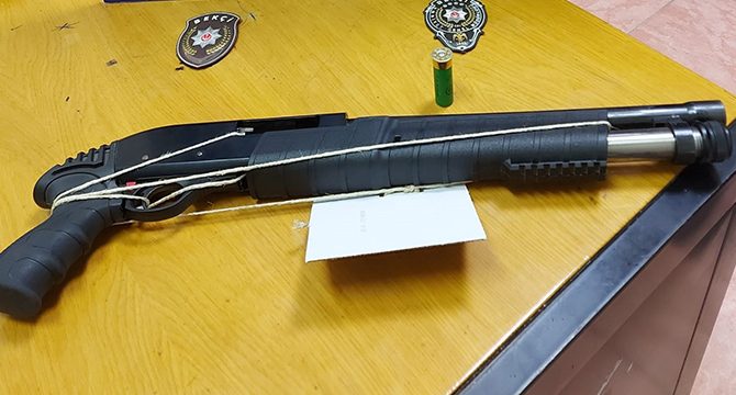 Pompalı tüfekle gezen çocuklar polise yakalandı