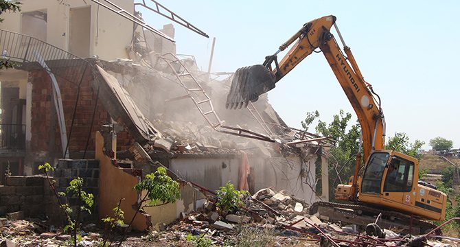 Adana’da göl manzaralı gecekondular yıkıldı