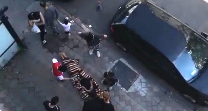 Sultangazi’de bayılan göçmene esnaftan yardım eli