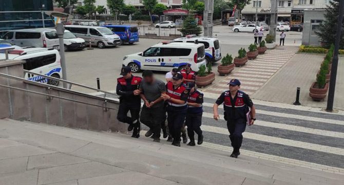 Kendilerini polis olarak tanıtıp 95 bin lira dolandırdılar