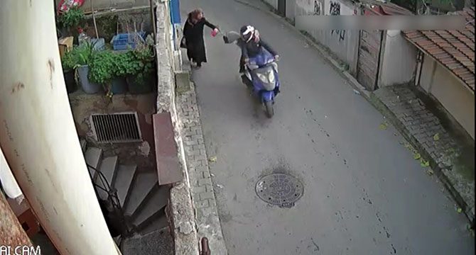 İstanbul’da yaşlı kadına kapkaç kamerada