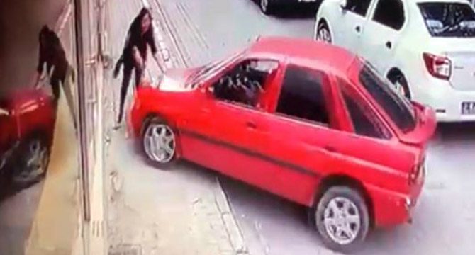 Fren yerine gaza basınca kaldırımdaki kadına çarptı