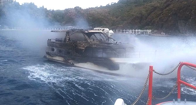 Marmaris açıklarında lüks yat alev alev yandı