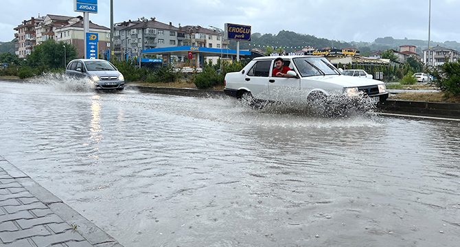 Bartın’da yağmur etkili oldu; yollar su altında kaldı