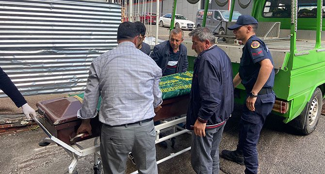 Arazide yıldırım isabet eden kişi ve 6 keçi öldü