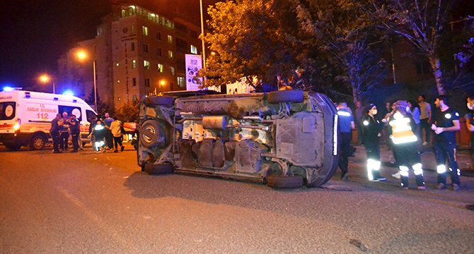 İYİ Partilileri taşıyan minibüs devrildi: 1 yaralı