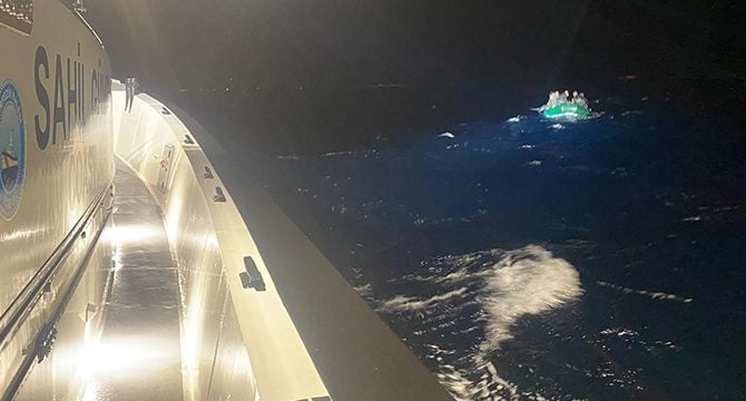 İzmir açıklarında 34 göçmen kurtarıldı