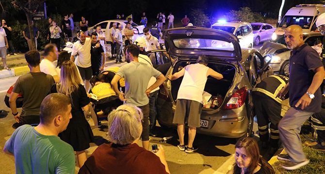 6 kişinin yaralandığı kazada ortalık savaş alanına döndü