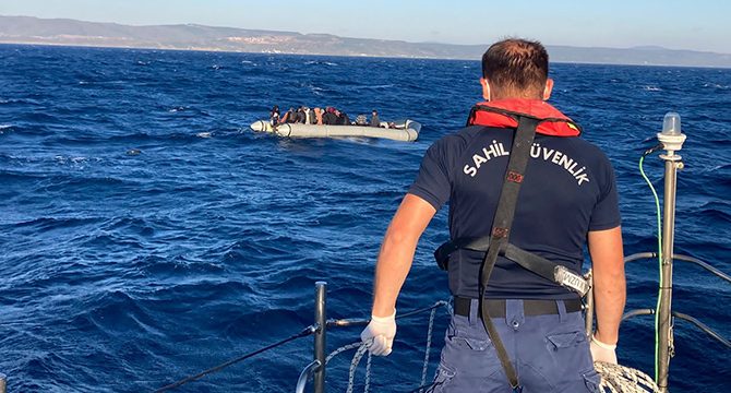Ayvalık açıklarında 49 düzensiz göçmen kurtarıldı