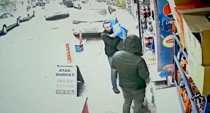 Baba ve çocuğuna dehşeti yaşatan silahlı maganda kamerada