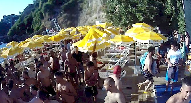 Belediyenin plajında çalışanlara saldırı