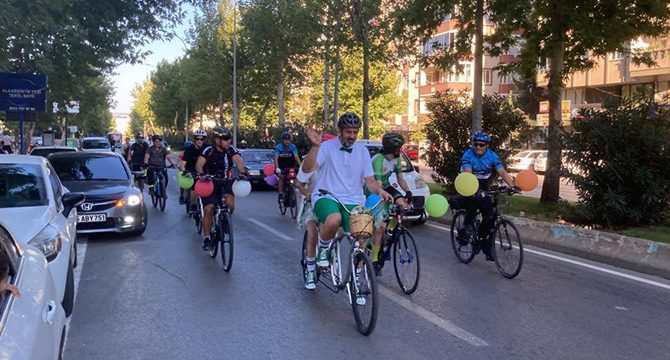 Bisikletli düğün konvoyu
