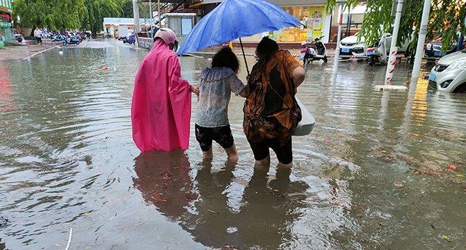 Çin'de yılın ilk tayfunu Chaba karaya ulaştı