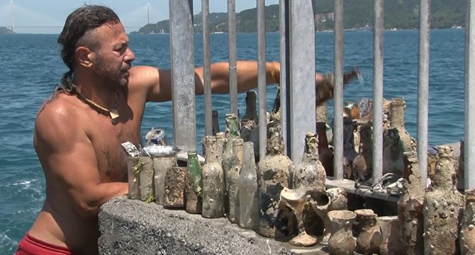 Denizin içine atılan çöpleri topladılar