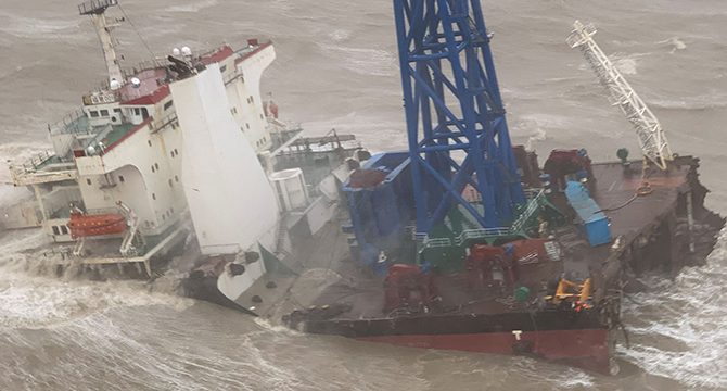 Hong Kong’ta gemi ikiye ayrıldı: Onlarca kişi kayıp
