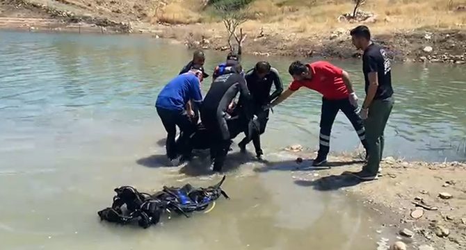Kız kardeşler, serinlemek için girdikleri gölde boğuldu