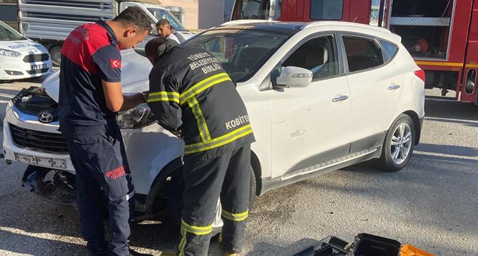 Otomobilin çarptığı bahçe duvarı çocuğun üzerine devrildi