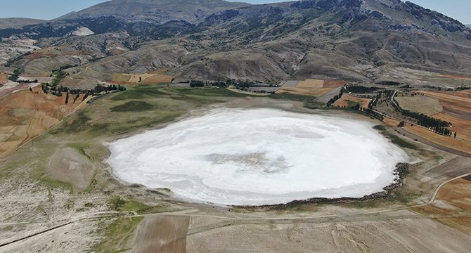 Sivas’ta kuruyan göl Ay yüzeyini andırdı