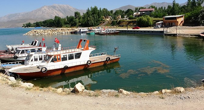 Van Gölü çekildi balıkçı tekneleri karaya oturdu