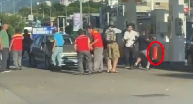 Yol verme kavgasında yangın tüpüyle saldırdı