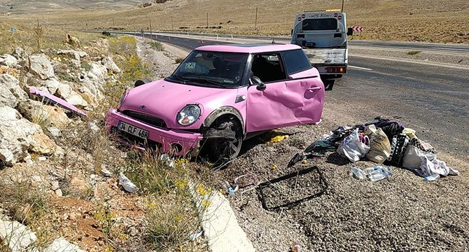 Yoldan çıkan araç su kanalına girdi; 3 yaralı