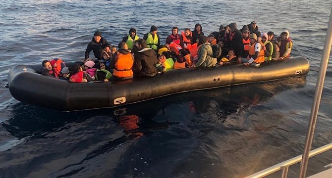 7 ayda Yunanistan'ın geri ittiği 698 kaçak göçmeni kurtardı