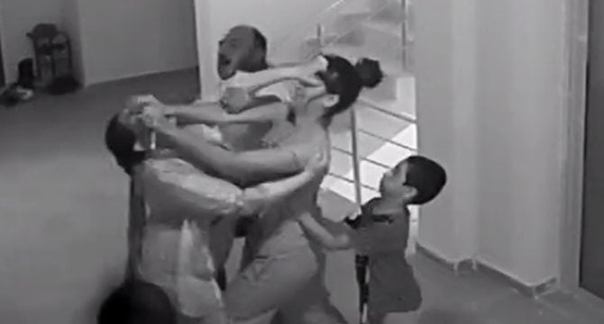 Çocukları kavga eden anneler birbirine girdi