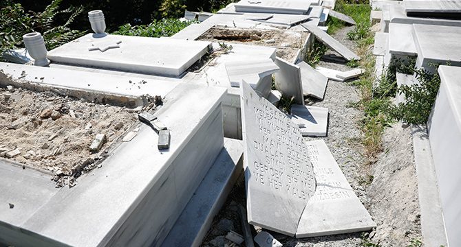 İstanbul’da Yahudi mezarlığına saldırı