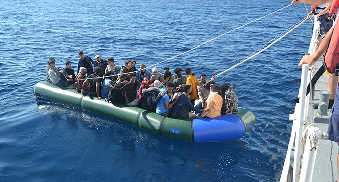 İzmir açıklarında 132 düzensiz göçmen kurtarıldı