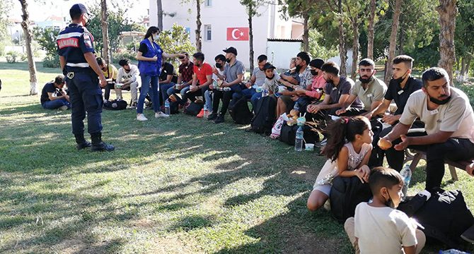 İzmir’de 278 kaçak göçmen ile 4 organizatör yakalandı