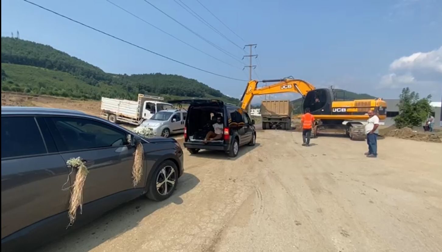 Bahşiş almak için iş makinesiyle düğün konvoyunun önünü kesti